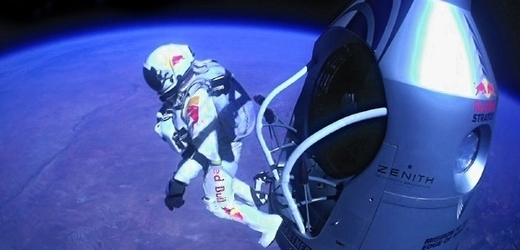 Fotografie, která se zapíše do dějin. Felix Baumgartner byl prvním člověkem, který skočil z výšky 39 kilometrů a překonal přitom rychlost zvuku.